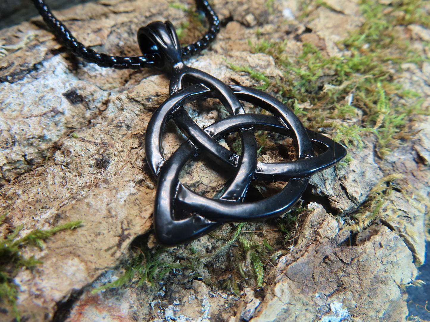 COLLIER TRIQUETRA