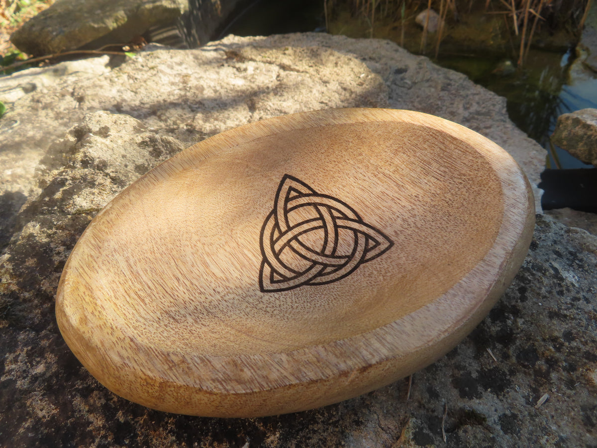 Coupelle en manguier gravée Triquetra – Protection, harmonie et spiritualité
