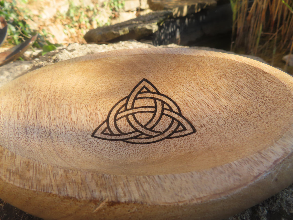 Coupelle en manguier gravée Triquetra – Protection, harmonie et spiritualité
