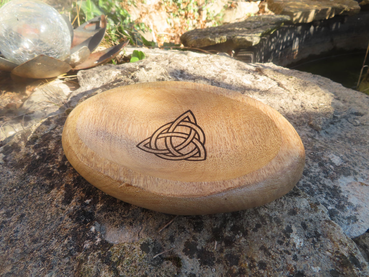 Coupelle en manguier gravée Triquetra – Protection, harmonie et spiritualité