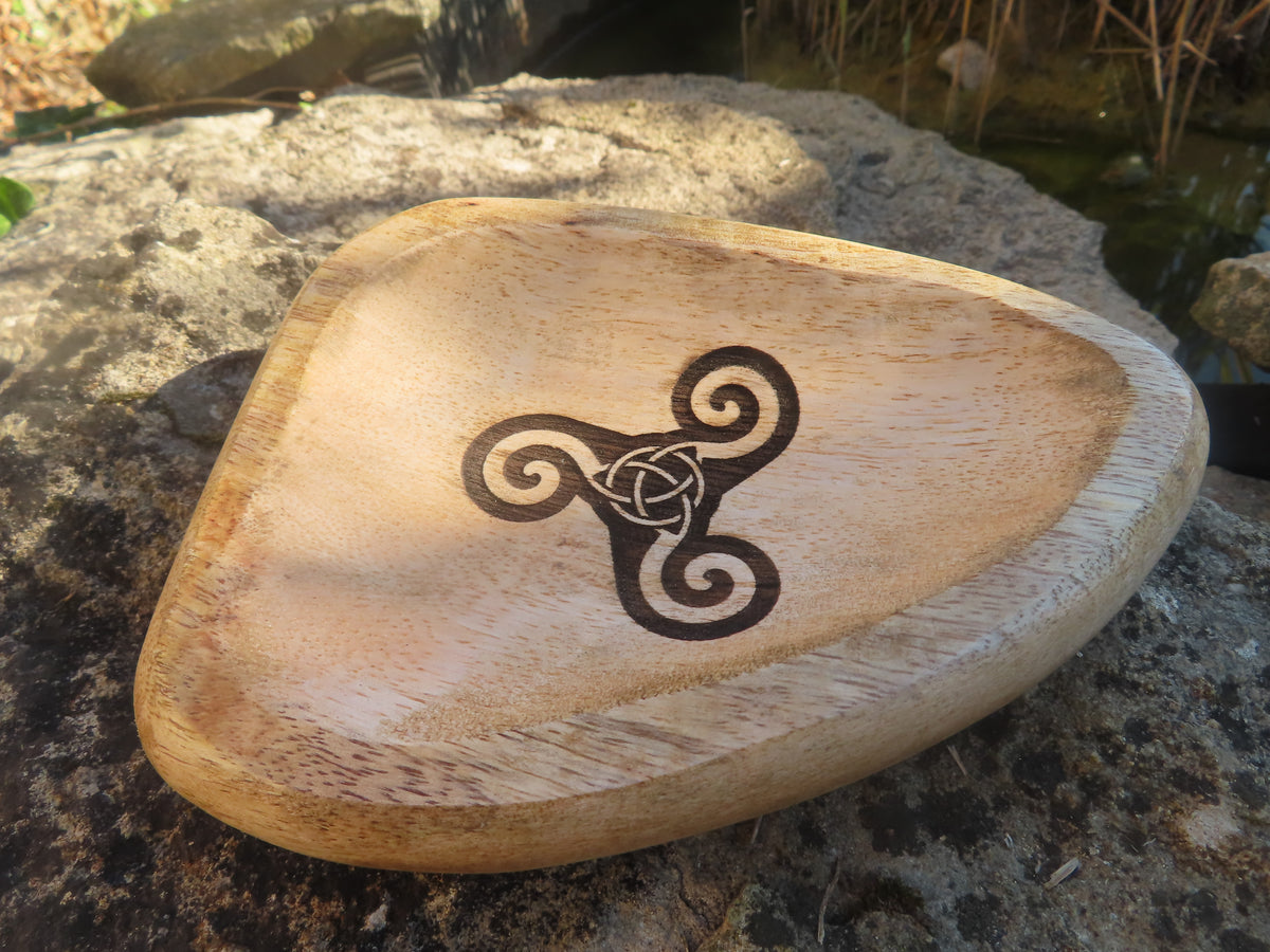 Coupelle en manguier gravée Triquetra / trisquel – Protection, harmonie et spiritualité