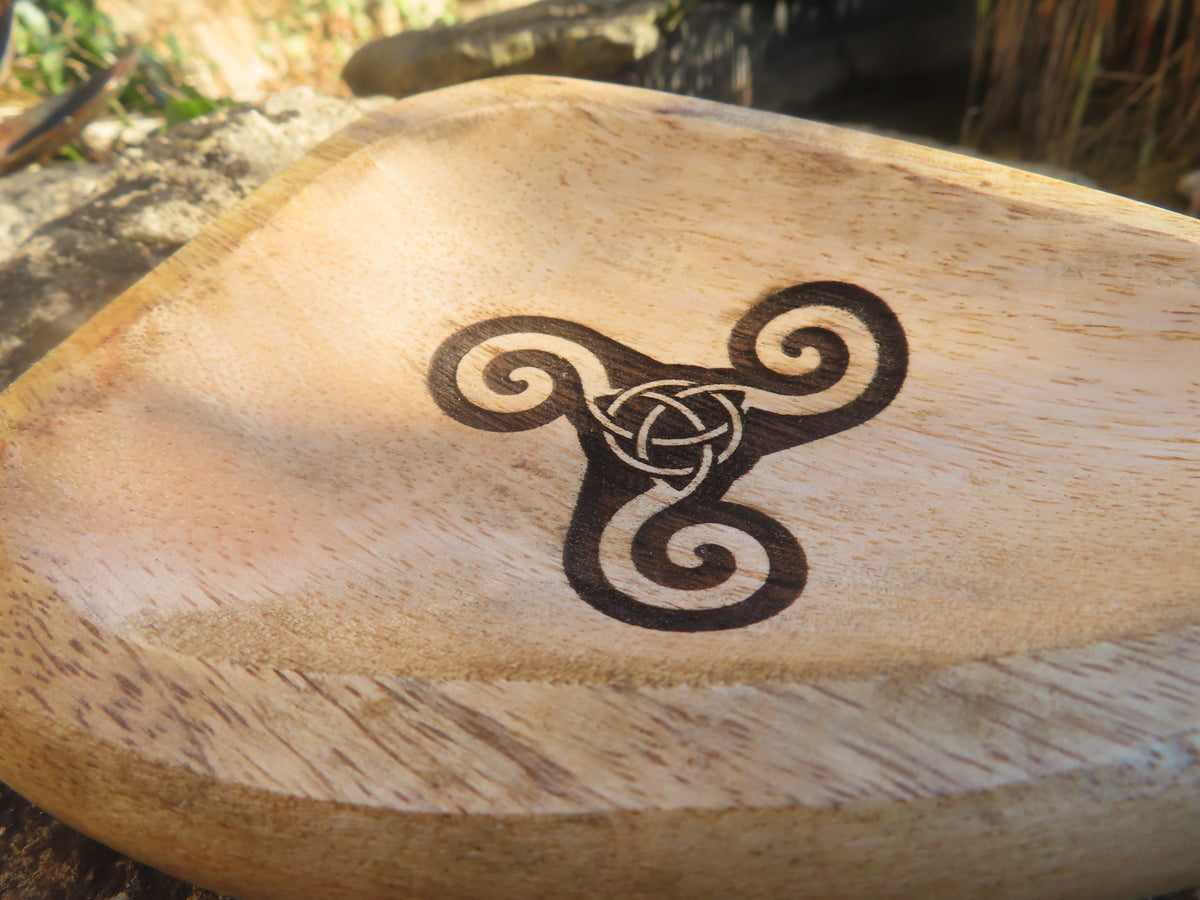 Coupelle en manguier gravée Triquetra / trisquel – Protection, harmonie et spiritualité