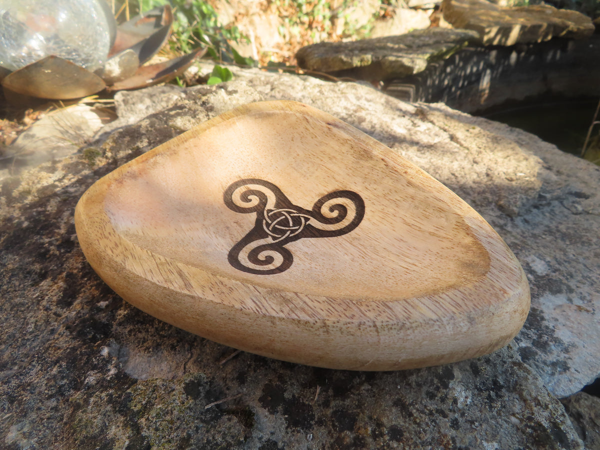 Coupelle en manguier gravée Triquetra / trisquel – Protection, harmonie et spiritualité